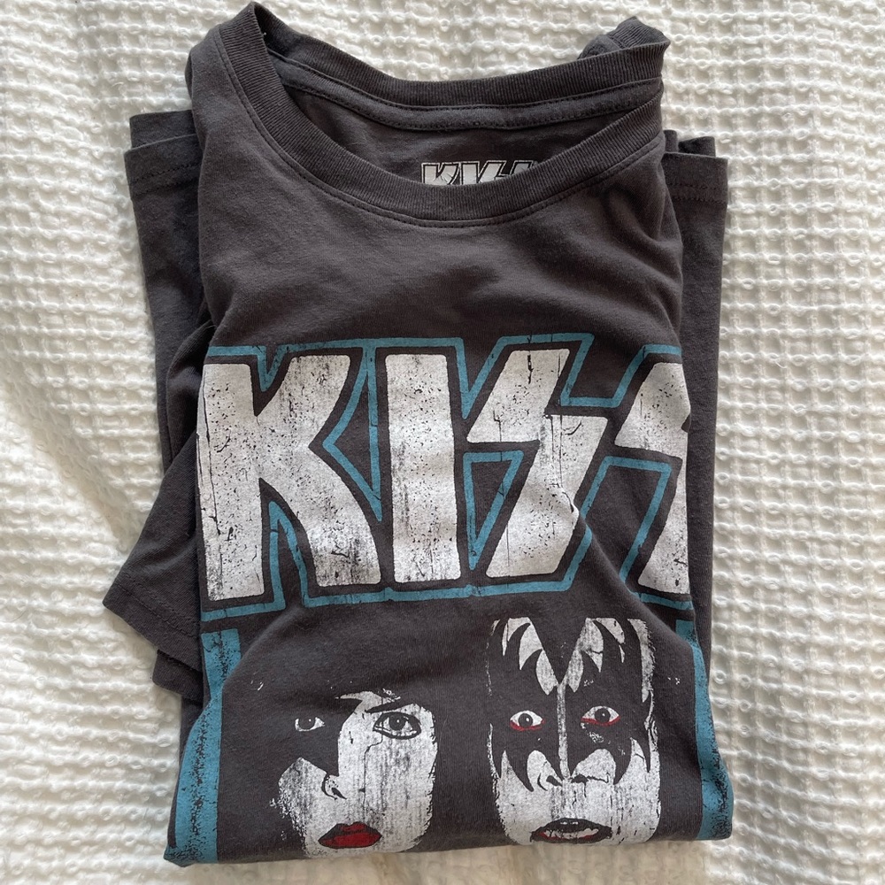 KISS tee